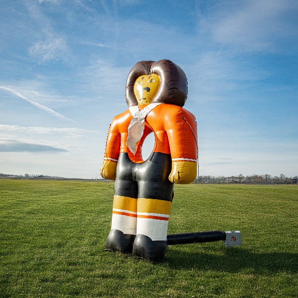 stropdas schieten zijkant op gras